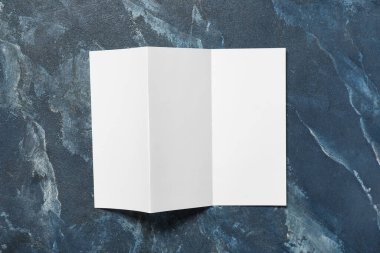 Mavi arka plan boş broşür
