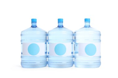Beyaz zemin üzerinde temiz su şişeleri
