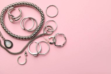 Pembe arka planda güzel gümüş mücevherler