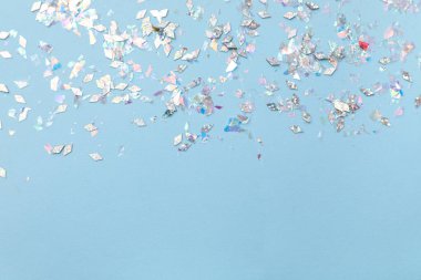 Mavi arka planda gümüş konfeti