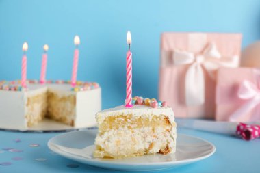 Lezzetli bir dilim pasta mavi arka planda