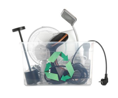 Beyaz arkaplanda geri dönüşüm için elektronik atık içeren konteyner