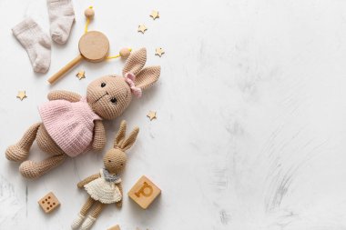Hafif arka planda oyuncak ve bebek çorapları olan kompozisyon