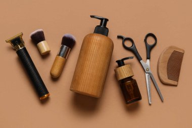Modern budayıcı ve erkek tıraş aksesuarları kahverengi arka planda