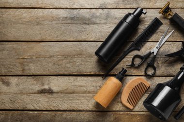 Ahşap zemin üzerinde kozmetik ürünler ve fırçalar şişeleriyle modern budayıcı