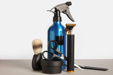 Makas, fırça, şişe ve kozmetik ürünlerin olduğu modern budayıcı