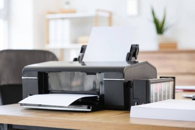 Ofisinde kağıt kağıtlar olan modern yazıcı