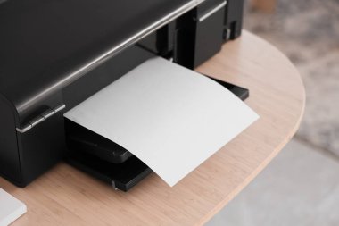 Ofisinde kağıt olan modern yazıcı, yakın plan.