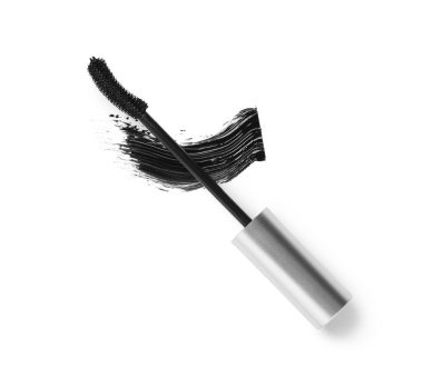 Beyaz arkaplanda örnekle gümüş tüpte siyah rimel fırçası