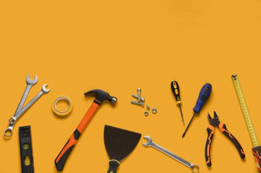 Turuncu arkaplanda farklı inşaat araçları