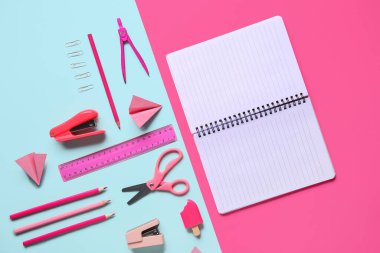 Mavi ve pembe arka planda kağıt uçaklar olan okul kağıtları.