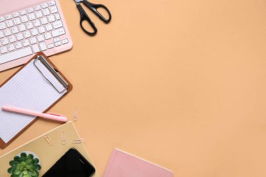 Bej arkaplanda bilgisayar klavyesi olan defterler