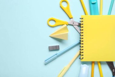 Mavi zemin üzerinde kağıt uçak olan okul kırtasiyesi.