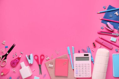 Pembe arka planda okul kırtasiyesi seti