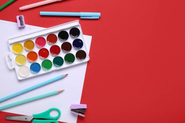 Kırmızı zemin boyalı okul kırtasiyesi seti