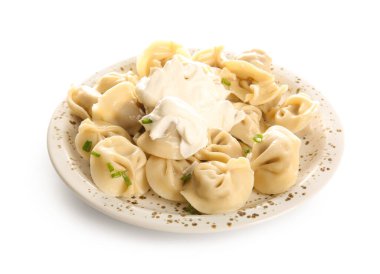 Lezzetli kaynamış hamur köftesi, ekşi krema ve beyaz arka planda yeşil soğan