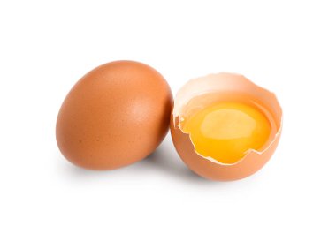 Beyaz arka plan üzerinde kahverengi tavuk yumurtası