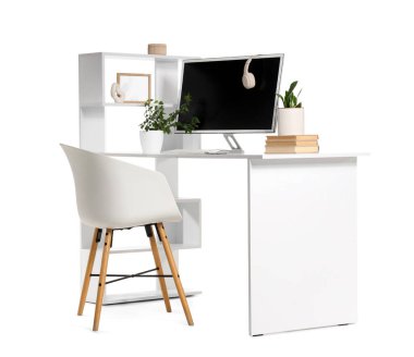 Modern bilgisayar, ev bitkileri ve raflarla beyaz arka planda izole edilmiş lüks çalışma alanı