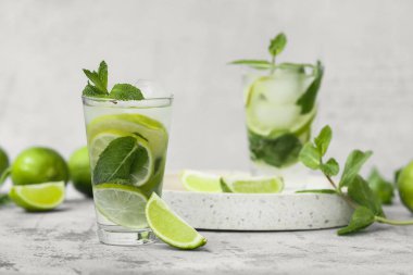 Taze mojito kokteyli, limonlu ve nane arkaplanlı.