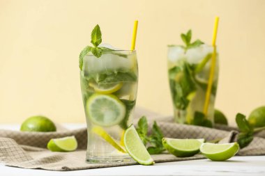 Taze mojito kokteyli, limonlu ve nane şekerli.