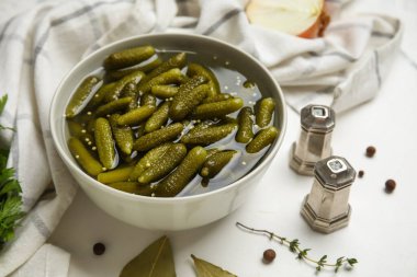 Lezzetli salatalıklı kase ve beyaz arka planda farklı baharatlar, yakın plan.