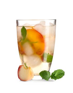 Beyaz arka planda naneli soğuk şeftalili limonata.