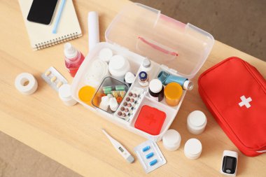 Oturma odasındaki masada ilaçlı ilk yardım çantaları.