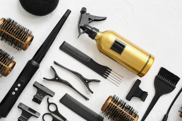 Beyaz arka planda farklı kuaför aksesuarları