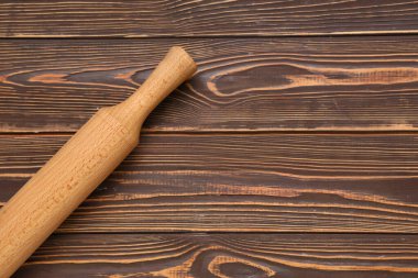 Ahşap zemin üzerinde yuvarlanan iğne