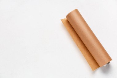 Beyaz grunge arka planında fırın kağıdı rulosu