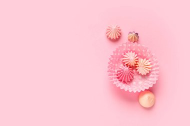 Pembe arka planda tatlı kremalı kek pişirme biçimi