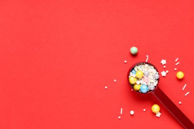 Kırmızı arka planda serpiştirilmiş kaşık ölçüsü