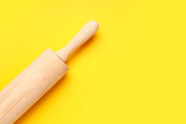 Sarı arkaplanda yuvarlanan iğne