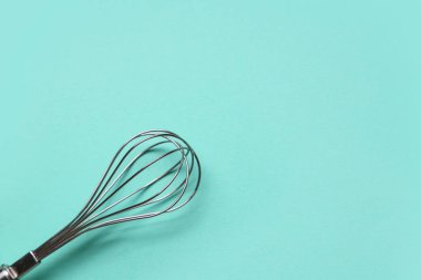 Turkuaz arka planda paslanmaz çelik çırpma.