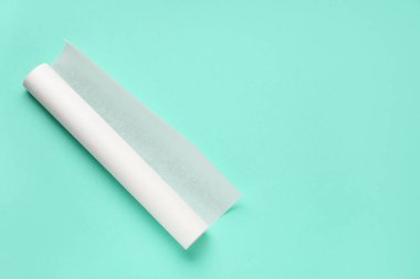 Turkuaz arkaplan üzerine fırın kağıdı rulosu