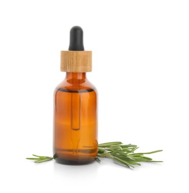 Beyaz arka planda izole edilmiş bir şişe biberiye yağı, yakın plan.