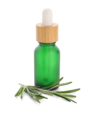 Beyaz arka planda izole edilmiş bir şişe biberiye yağı, yakın plan.