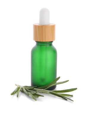 Beyaz arka planda izole edilmiş bir şişe biberiye yağı, yakın plan.