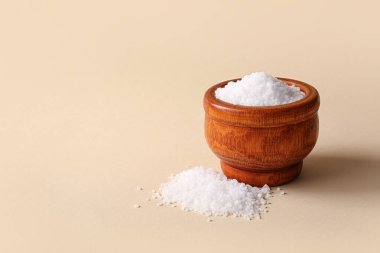 Arkaplanda deniz tuzu olan ahşap havan.