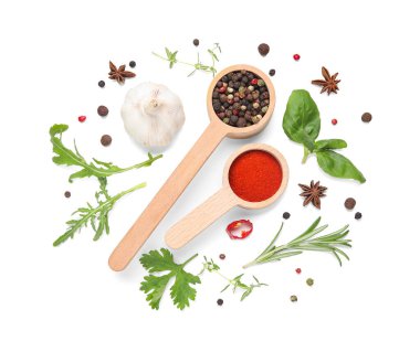 Beyaz arka planda izole edilmiş bitki ve baharat kepçeleriyle kompozisyon