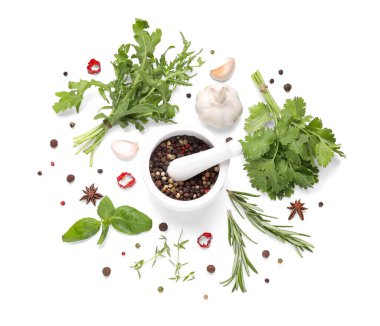 Beyaz arkaplanda otlar, havan, tokmak ve baharatlarla izole edilmiş bileşim