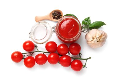 Lezzetli domates sosu ve beyaz arka planda farklı baharatlar.