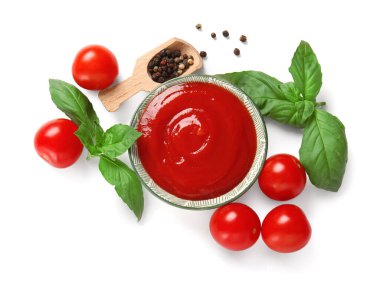 Fesleğenli domates sosu ve beyaz arka planda biber sosu.