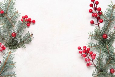 Köknar dalları ve kırmızı böğürtlenli güzel bir Noel kompozisyonu