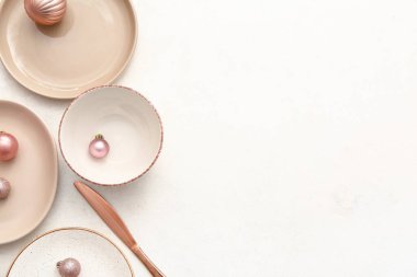 Beyaz arka planda Noel topları olan güzel bir masa.