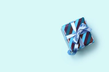 Mavi arka planda Noel hediyesi kutusu