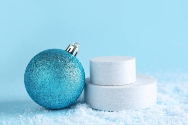 Dekoratif stantlar, mavi arka planda Noel balosu ve kar