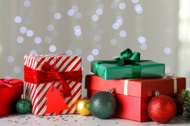 Bulanık ışıklara karşı hediye kutuları ve Noel toplarıyla yeni yıl kompozisyonu