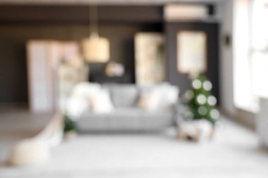 Oturma odasının bulanık manzarası, kanepe ve Noel ağaçları.