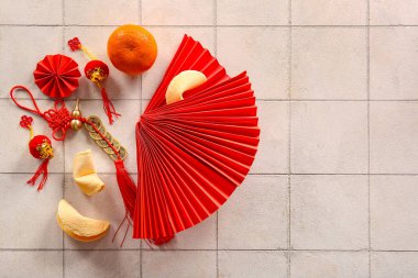 Fal kurabiyeli Çin sembolleri ve beyaz fayanslı mandalina. Yeni yıl kutlaması